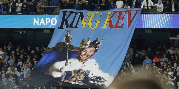 国王凯文重返伊蒂哈德 曼城球迷打出横幅致敬德布劳内
        
    国王凯文重返伊蒂哈德 曼城球迷打出横幅致敬德布劳内