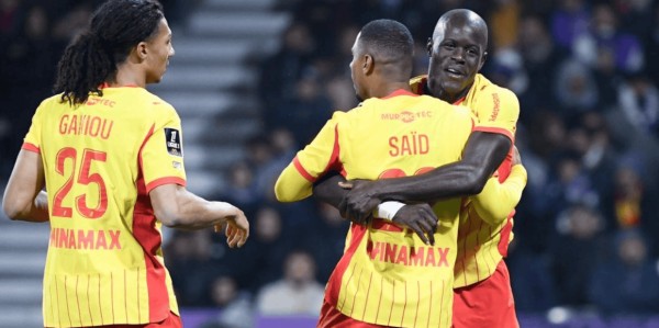 超级大黑马诞生：疯狂8连胜，力压大巴黎，排名法甲榜首